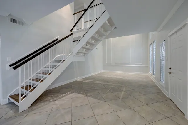 $2,595 | 1115 Augusta Drive, Unit 29, Houston, TX 77057