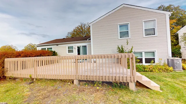 $639,900 | 1327 Larchmont Drive, Buffalo Grove, IL 60089