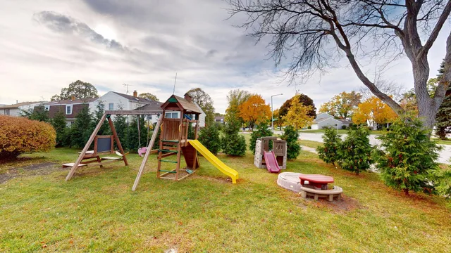 $639,900 | 1327 Larchmont Drive, Buffalo Grove, IL 60089