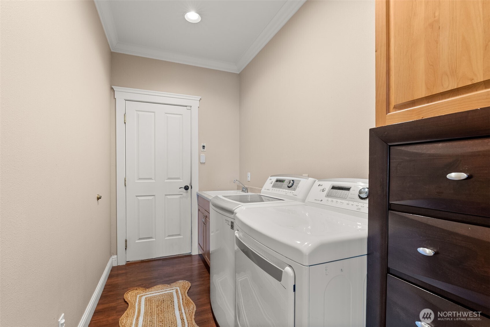 1480 Pacific Avenue Raymond, WA 98577 - Photo 27 of 40 a utility room with dryer and washer