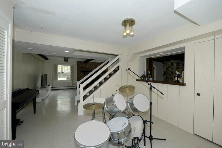 8225 Burning Tree Road Bethesda, MD 20817 - Photo 4 of 30 Bar
