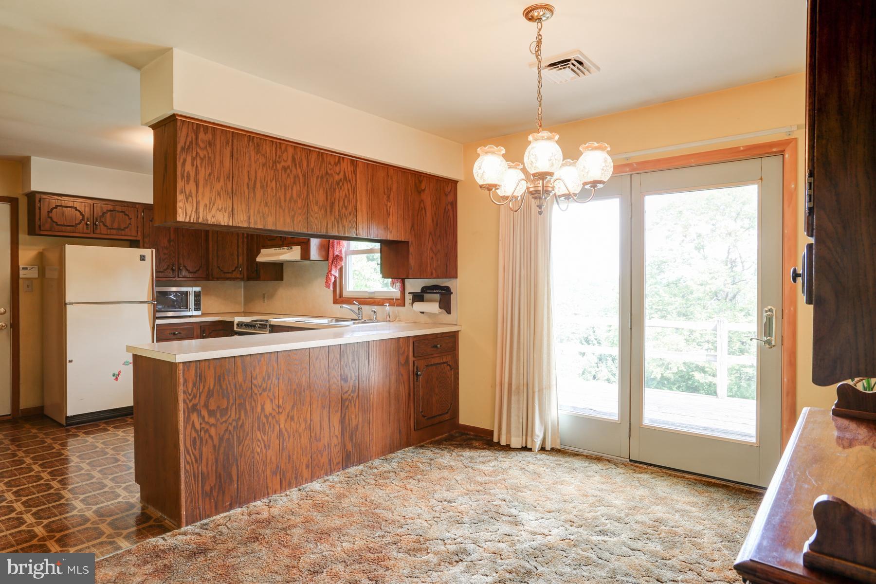 624 West Ridge Road Elizabethtown, PA 17022 - Photo 5 of 31 Dining room and kitchen