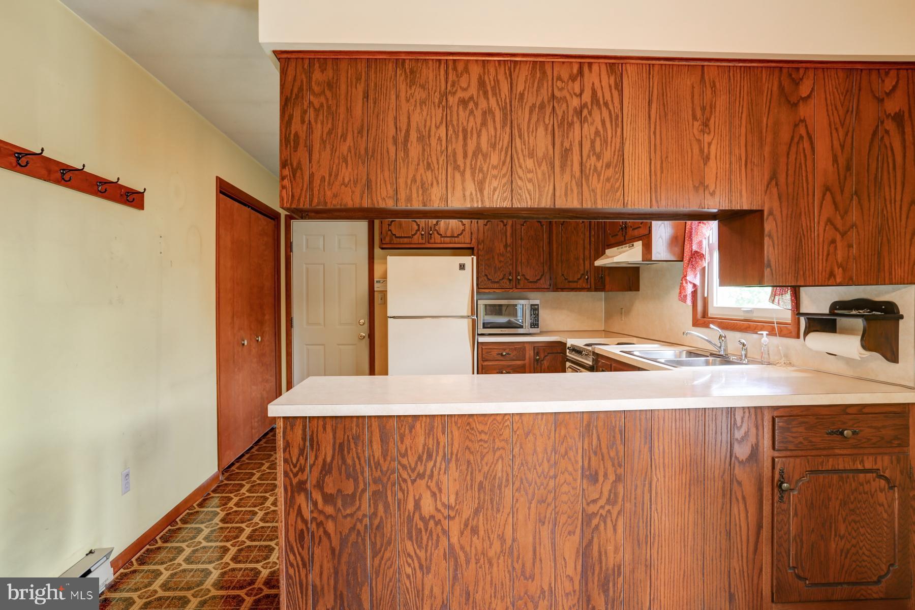 624 West Ridge Road Elizabethtown, PA 17022 - Photo 6 of 31 Dining room to kitchen