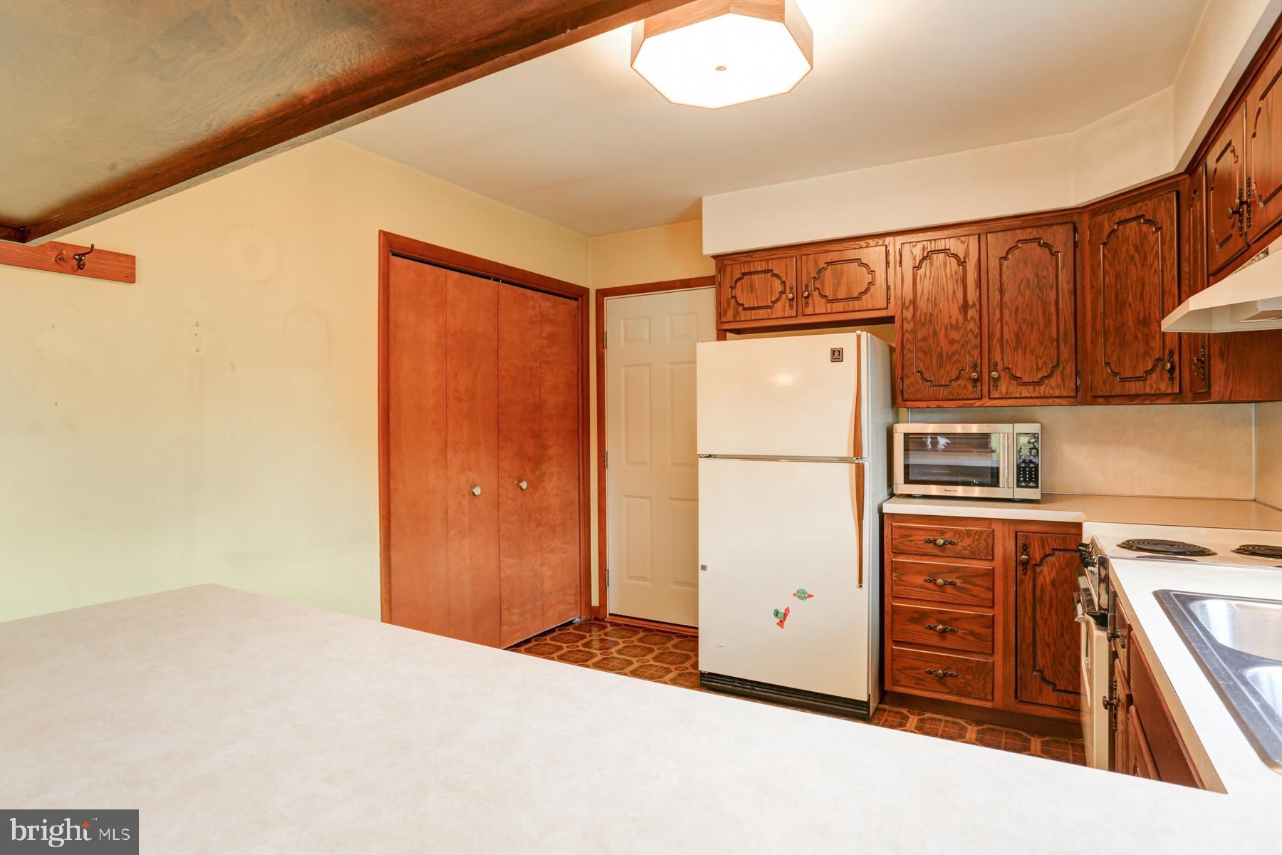 624 West Ridge Road Elizabethtown, PA 17022 - Photo 7 of 31 Pantry and door to garage