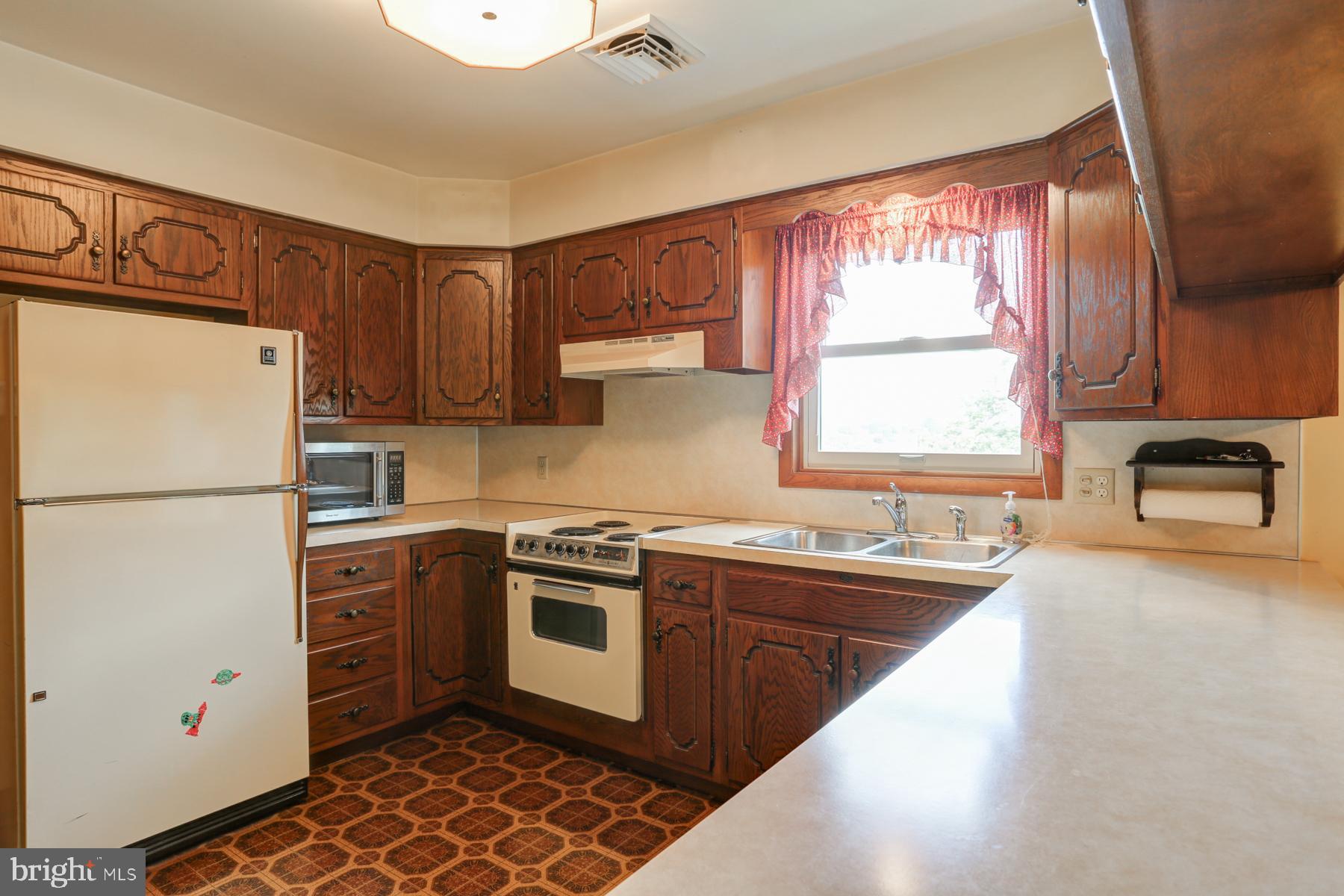 624 West Ridge Road Elizabethtown, PA 17022 - Photo 8 of 31 Kitchen offers lots of counter top space