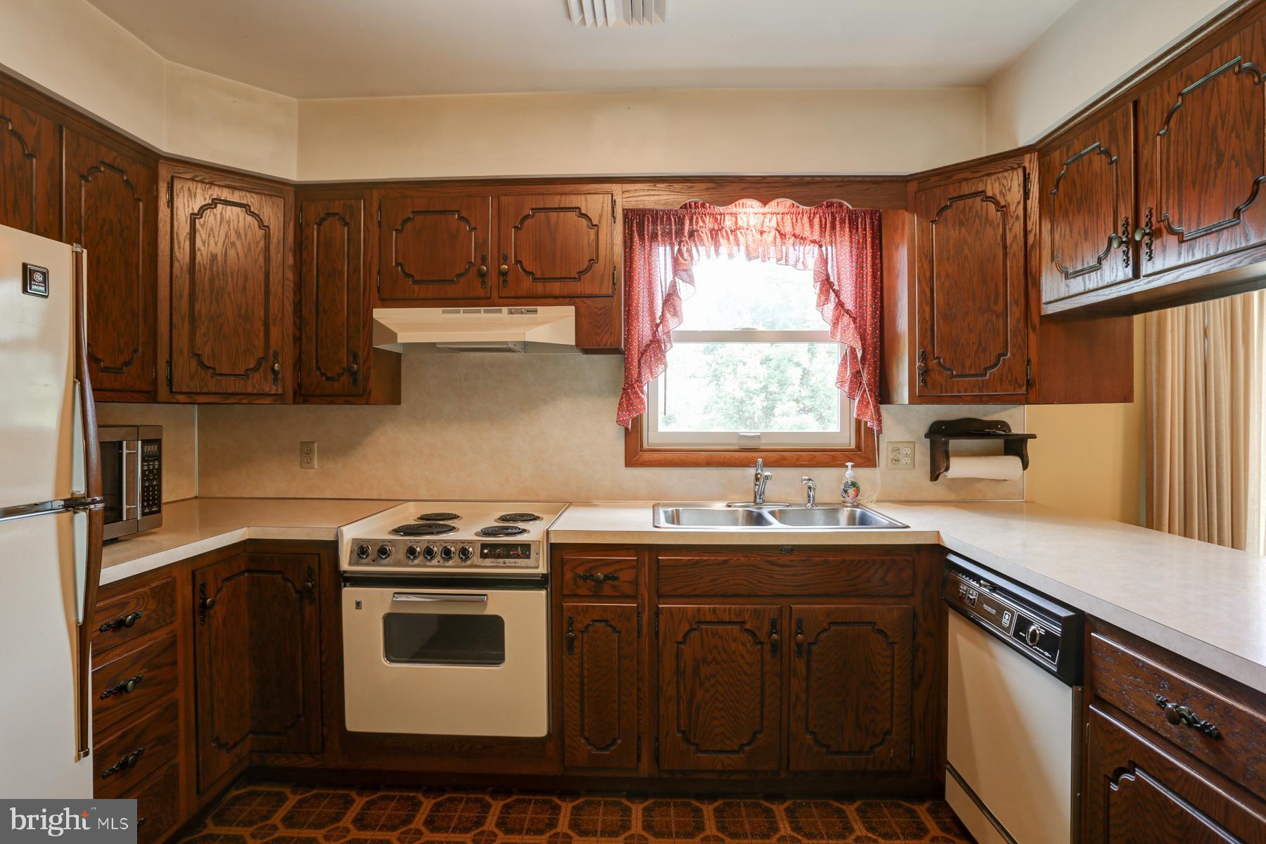 624 West Ridge Road Elizabethtown, PA 17022 - Photo 9 of 31 Kitchen also offers lots of cabinets