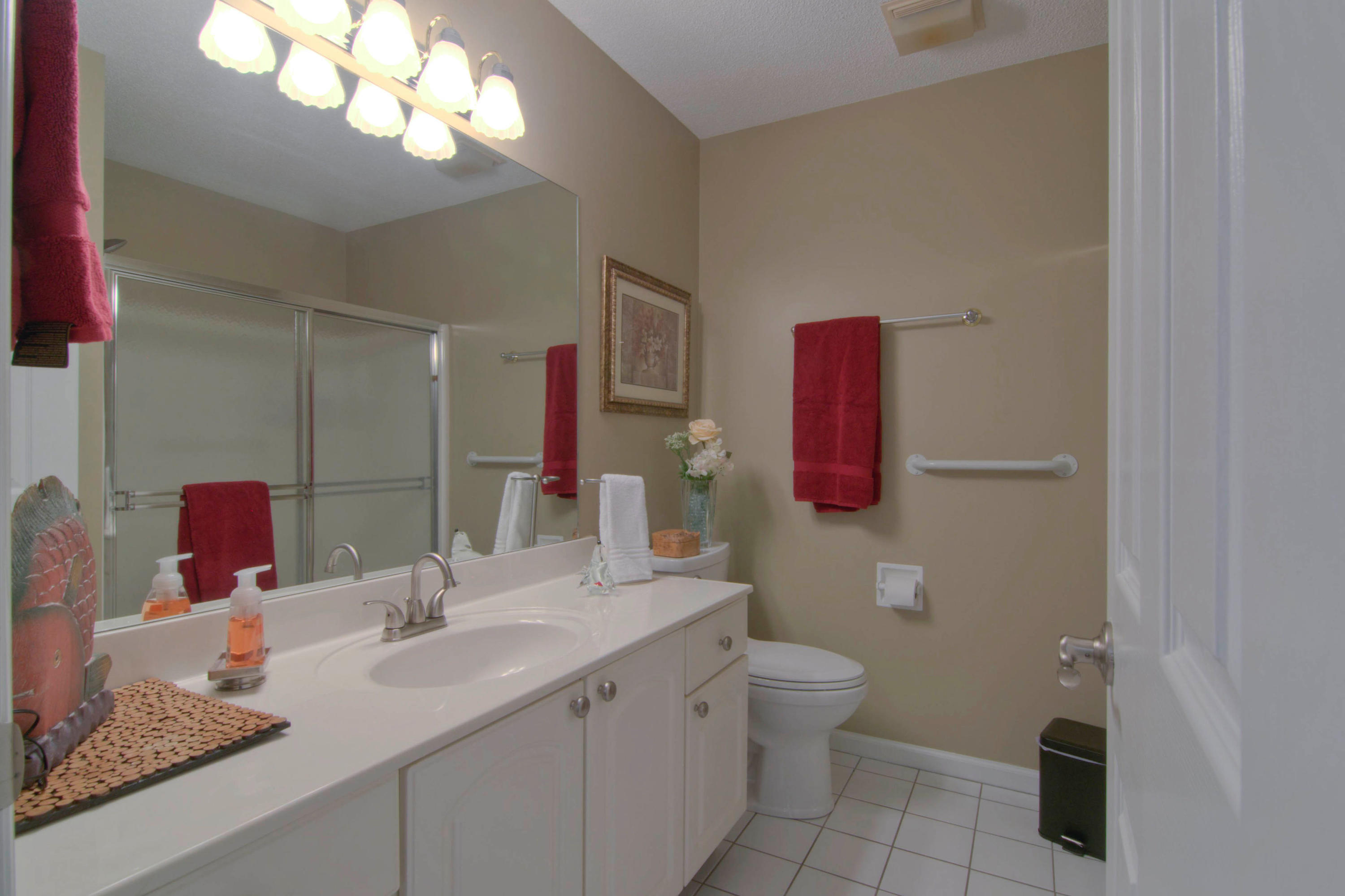 3116 Cunningham Road, Unit B6 Knoxville, TN 37918 - Photo 19 of 32 19. Bathroom one