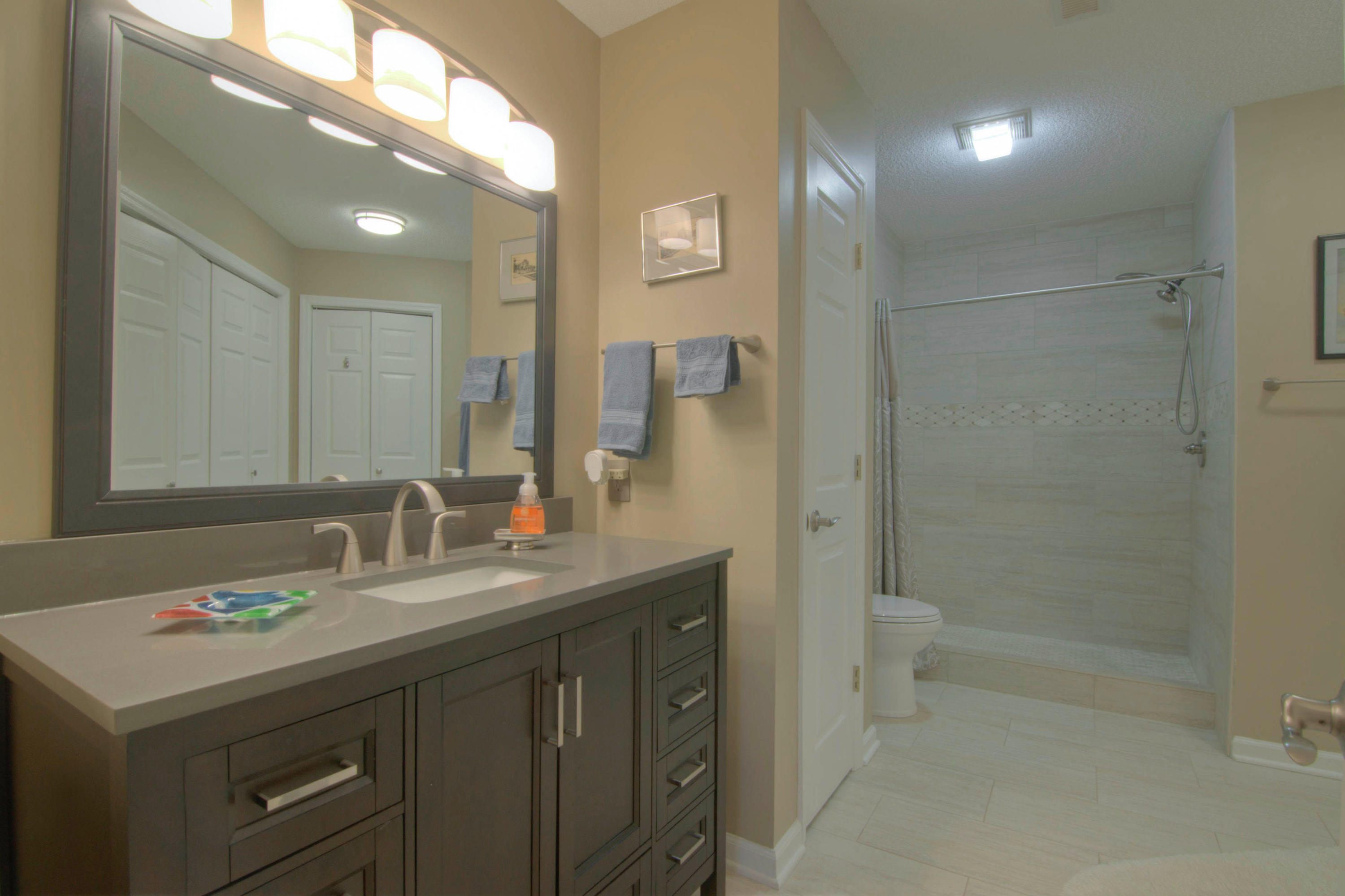 3116 Cunningham Road, Unit B6 Knoxville, TN 37918 - Photo 25 of 32 25. Master bath