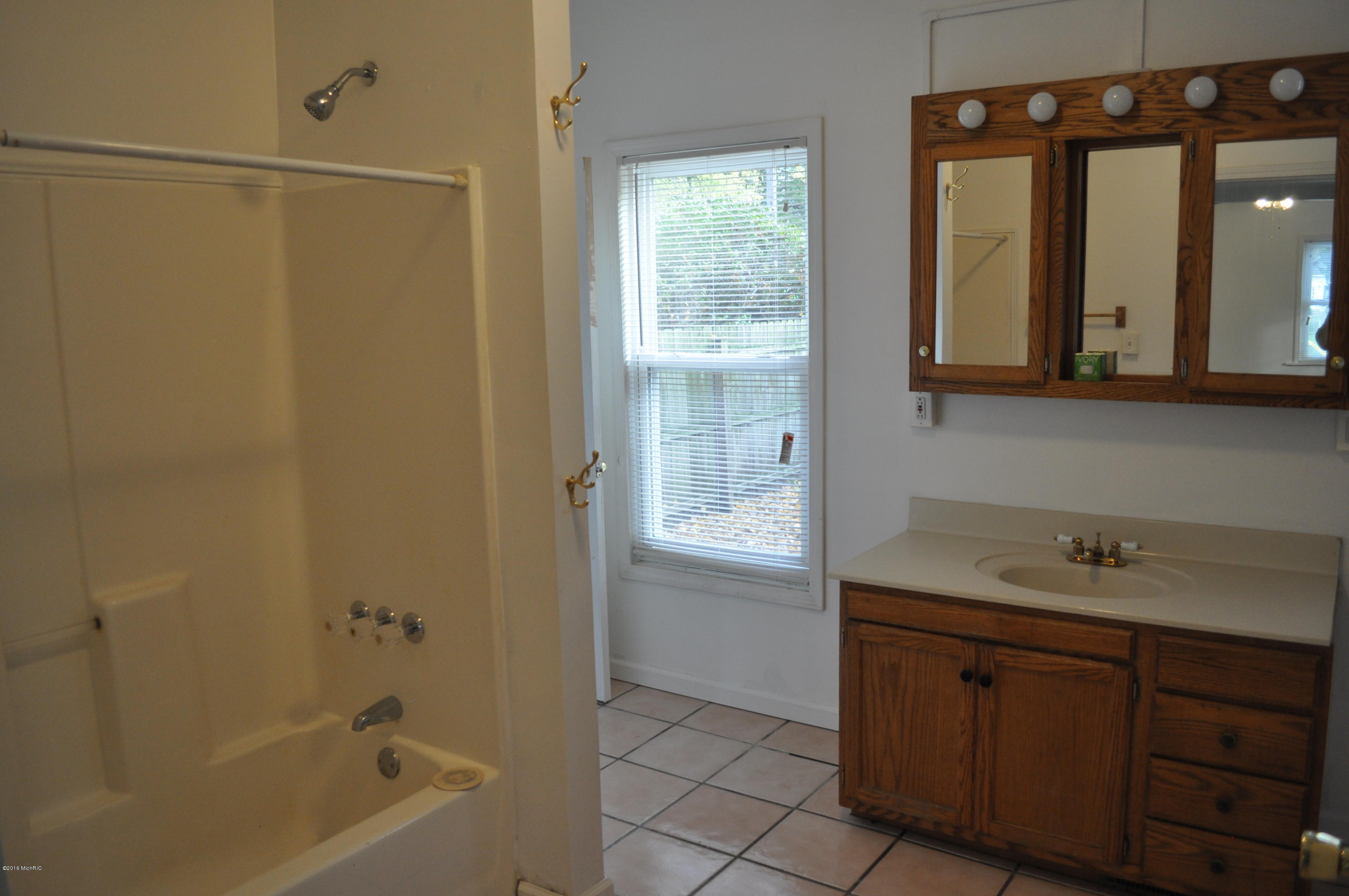 112 Bridge Road Allegan, MI 49010 - Photo 11 of 17 DSC_0432