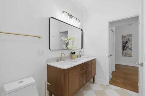 $1,399,000 | 1900 West Oakdale Avenue, Chicago, IL 60657