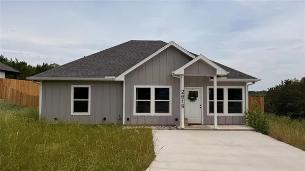 $1,700 | 2619 Creekview Drive, Granbury, TX 76048