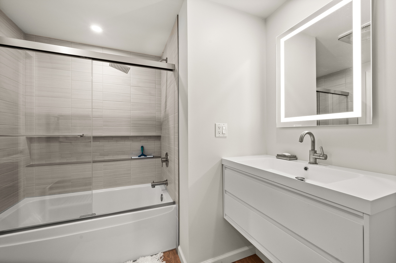 8510 Gurler Road DeKalb, IL 60115 - Photo 21 of 46 a bathroom with a bathtub and a sink