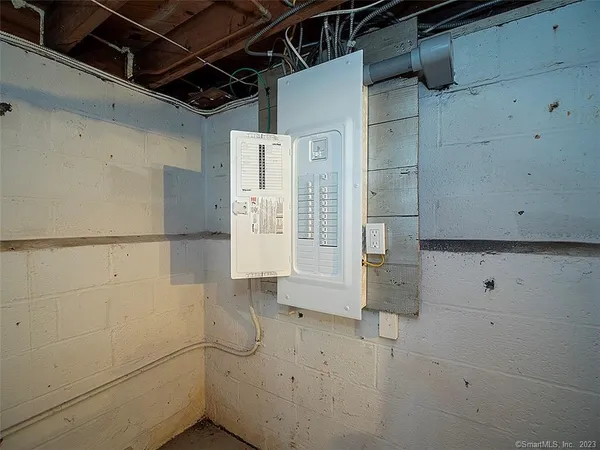 a view of utility room