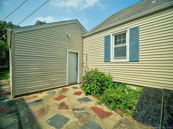 a view of a house with a backyard
