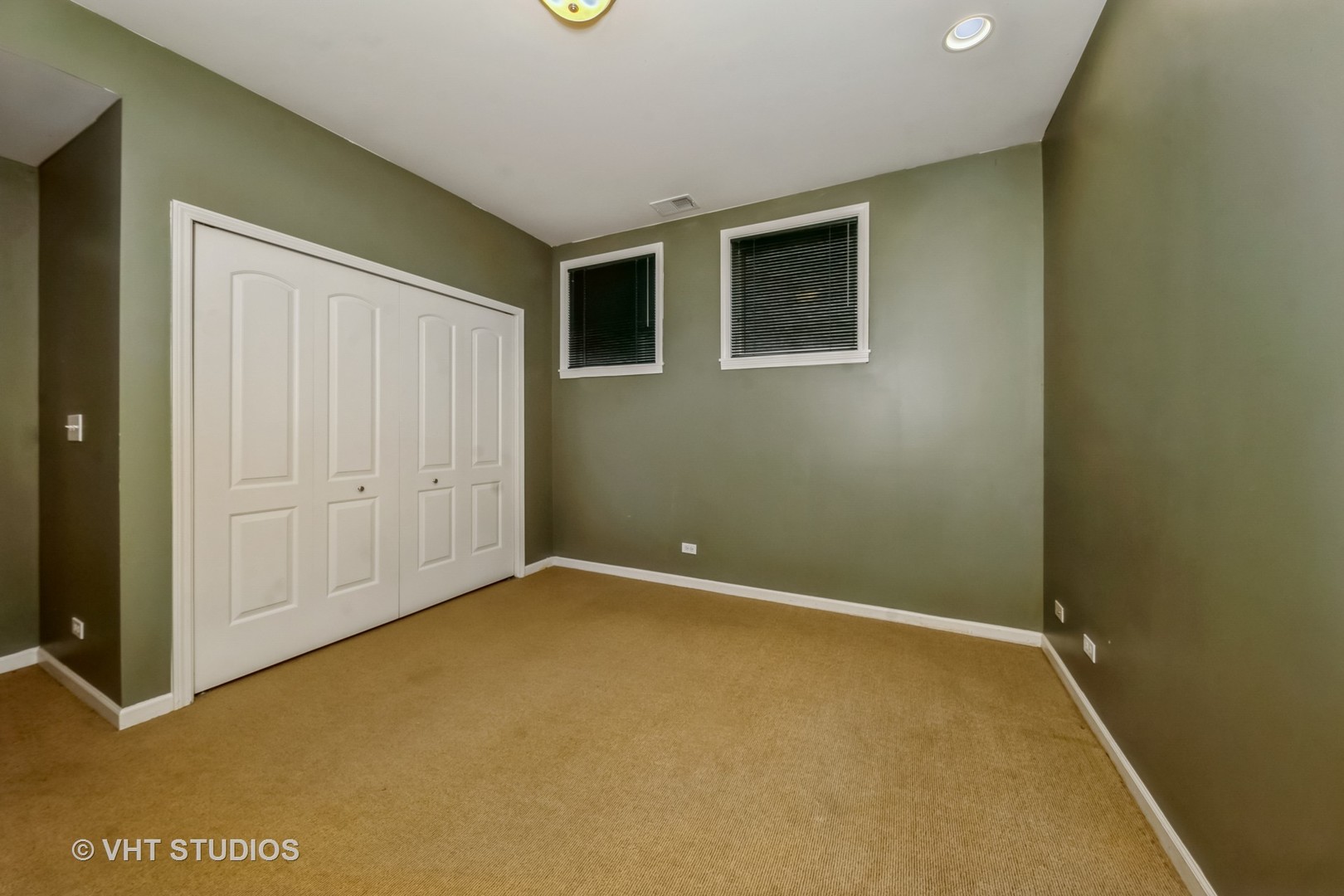4453 South Berkeley Avenue, Unit 1 Chicago, IL 60653 - Photo 11 of 15 an empty room with windows