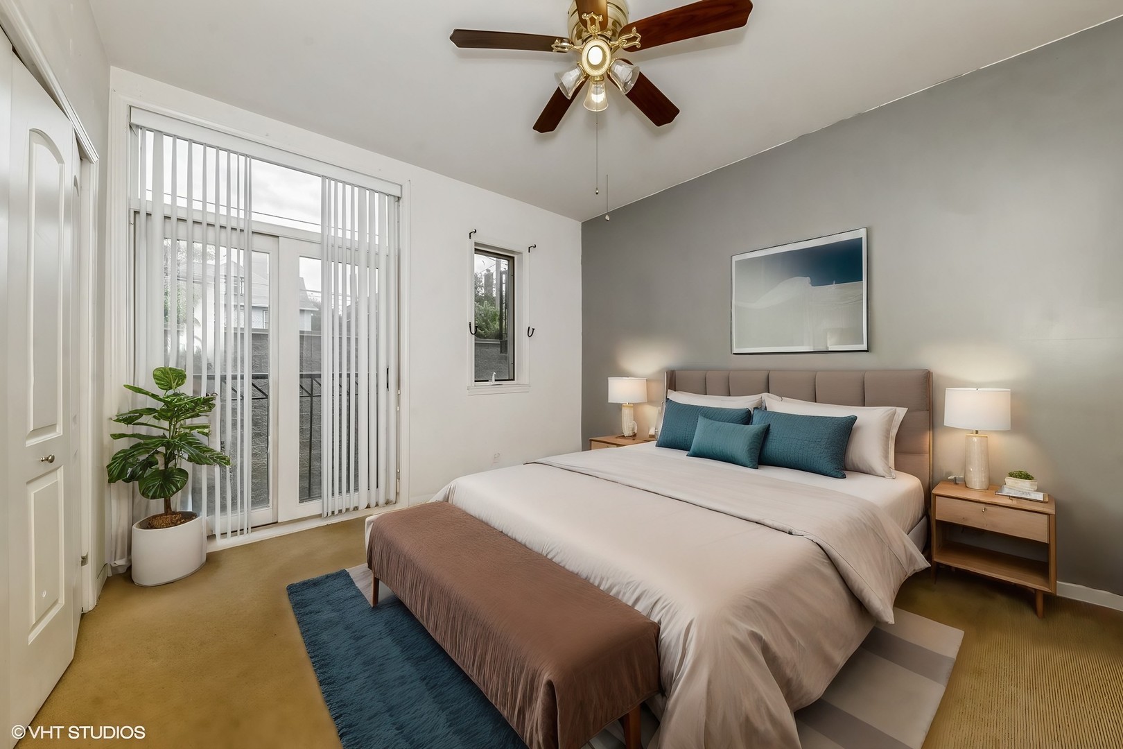 4453 South Berkeley Avenue, Unit 1 Chicago, IL 60653 - Photo 8 of 15 a bedroom with a large bed and a window