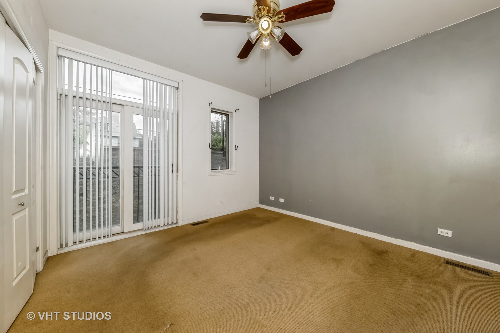 4453 South Berkeley Avenue, Unit 1 Chicago, IL 60653 - Photo 9 of 15 a view of an empty room and window