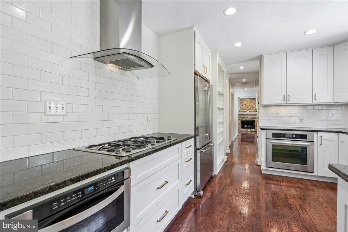 1305 Key Drive Alexandria, VA 22302 - Photo 8 of 64 a kitchen with granite countertop a stove and a refrigerator