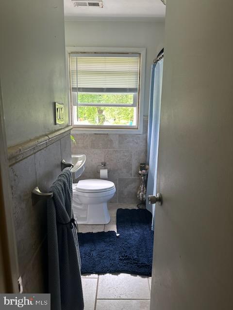 9011 Spring Acres Road Clinton, MD 20735 - Photo 10 of 11 a bathroom with a sink a toilet and tub