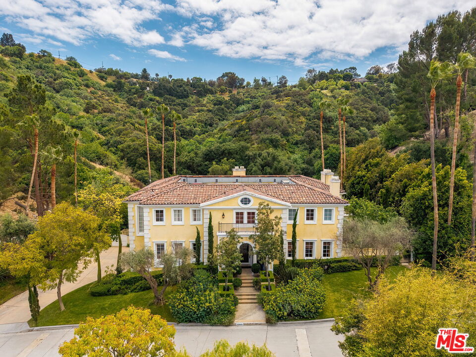 13935 Durham Road Beverly Hills, CA 90210 - Photo 2 of 21