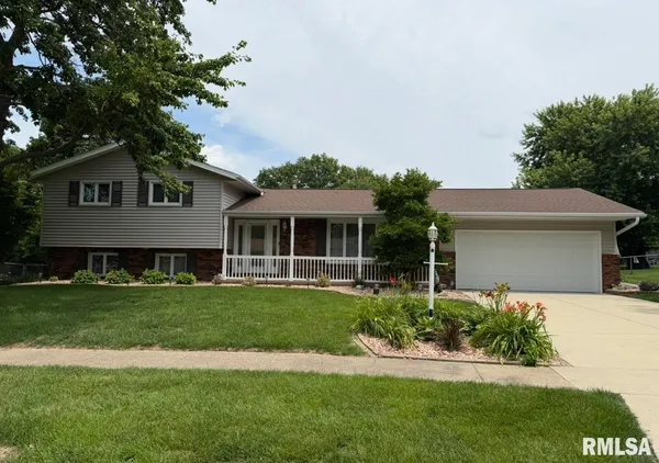 $385,000 | 208 Barbara Parkway, Washington, IL 61571