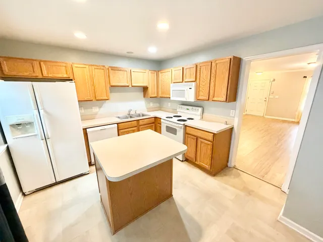 $1,825 | 7994 Shadow Oak Drive, North Charleston, SC 29406