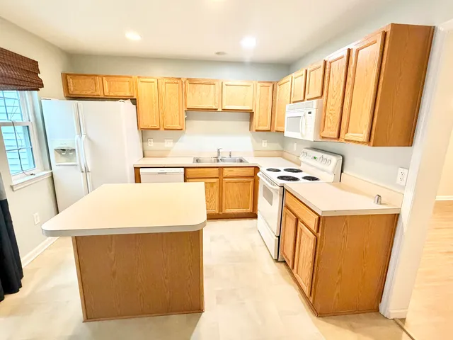 $1,825 | 7994 Shadow Oak Drive, North Charleston, SC 29406