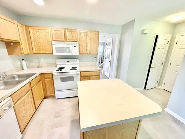 $1,825 | 7994 Shadow Oak Drive, North Charleston, SC 29406