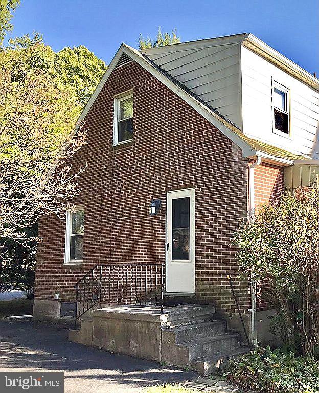 324 Pinehurst Road York, PA 17402 - Photo 3 of 25 Gallery Image 3