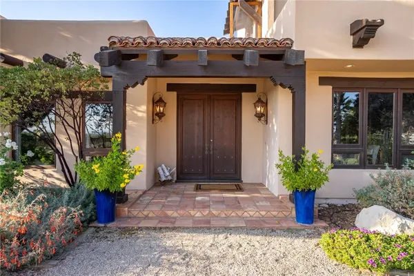 a large kitchen with kitchen island a large window in it