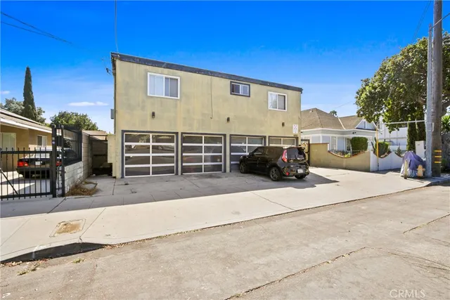 a view of a car park in front of house