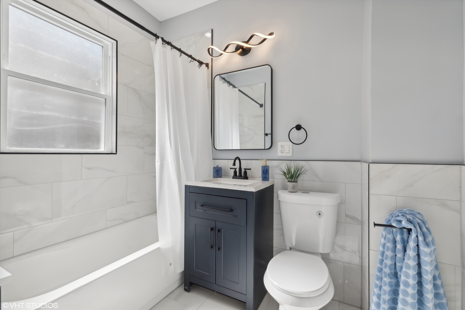7501 South Morgan Street Chicago, IL 60620 - Photo 10 of 24 a bathroom with a sink a toilet and shower