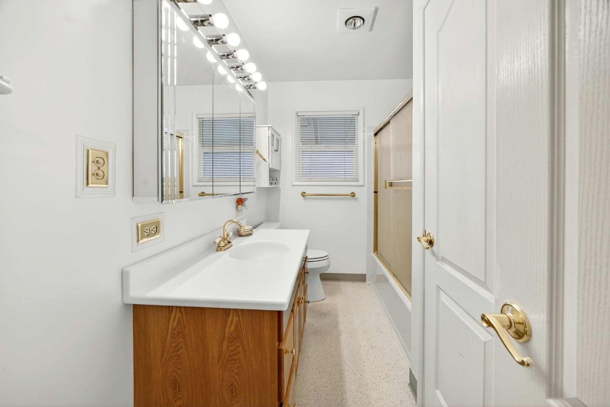 709 Lawnsdale Road Medford, OR 97504 - Photo 23 of 36 Bathroom #2