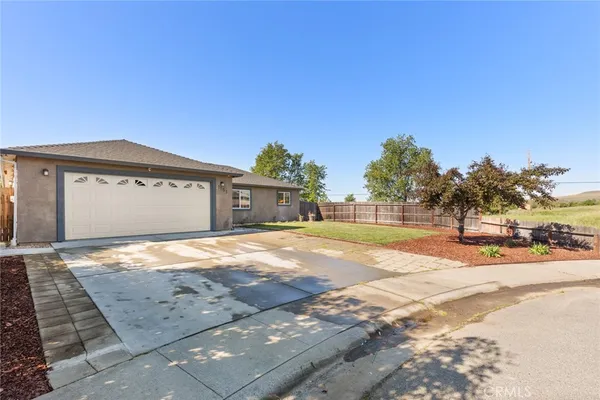 a view of back yard of the house