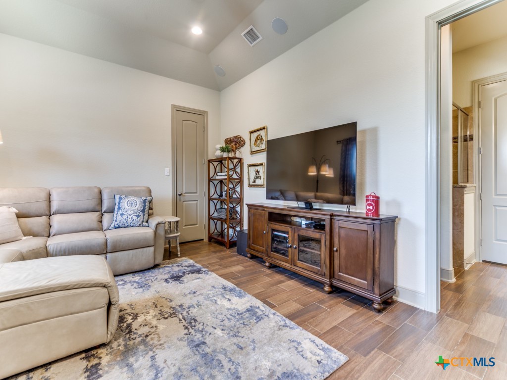 121 Pond View Court Spring Branch, TX 78070 - Photo 5 of 48