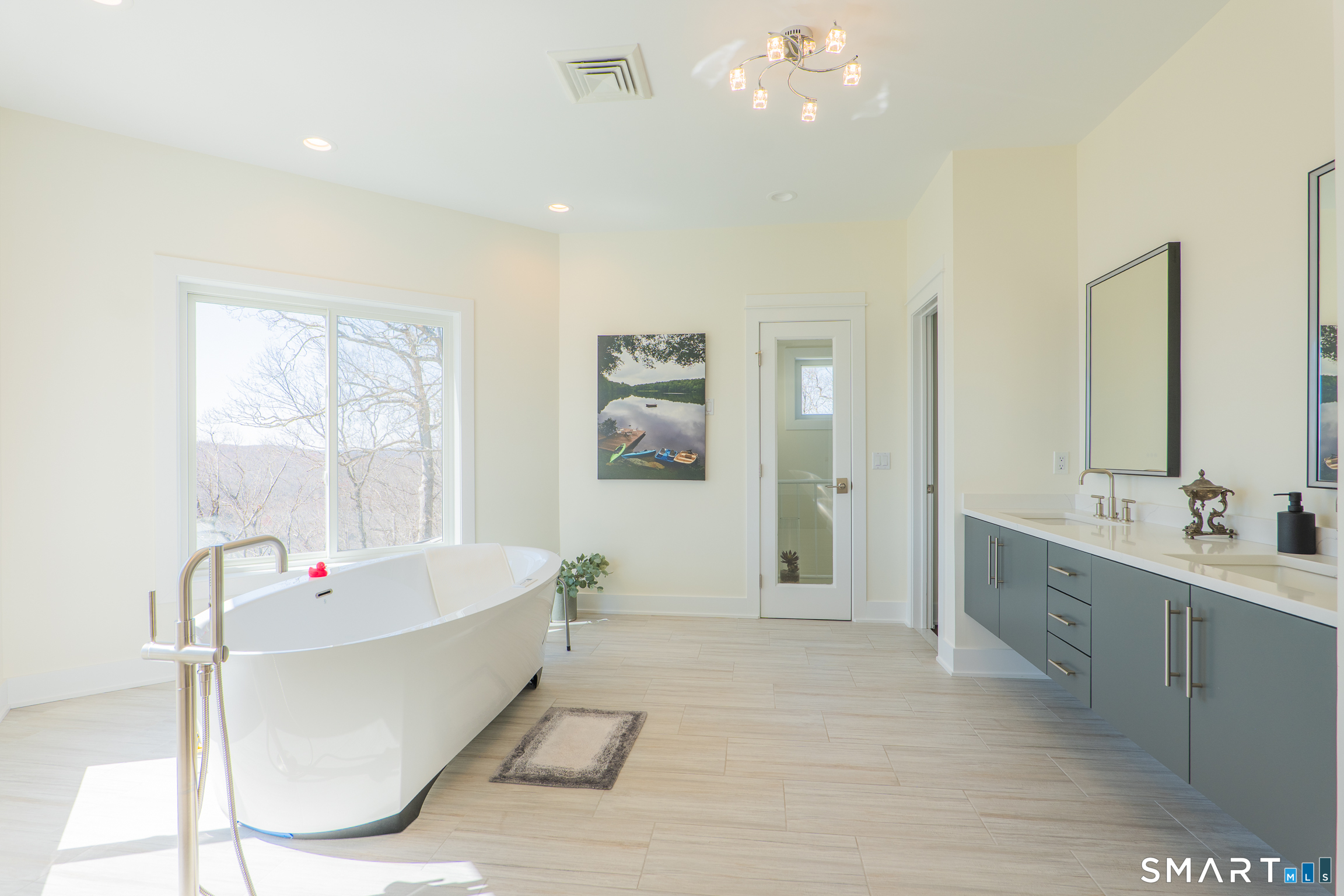 216 Kuhne Road Southbury, CT 06488 - Photo 18 of 40 a bathroom with a tub a sink and mirror
