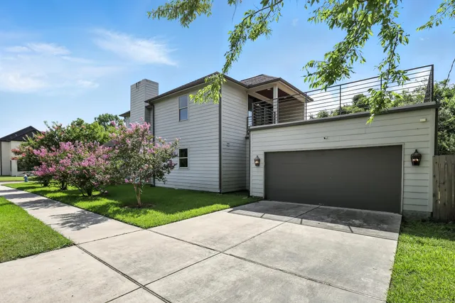 a front view of house with yard