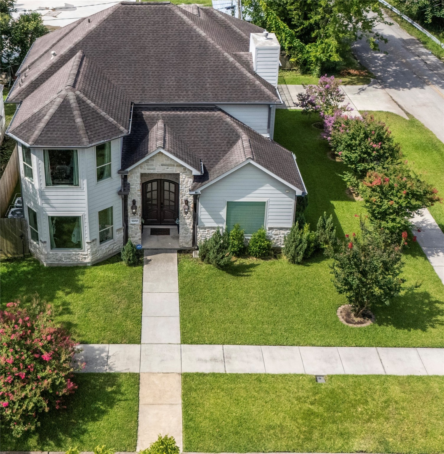3202 Ozark Street Houston, TX 77021 - Photo 7 of 37 a house view with a garden space