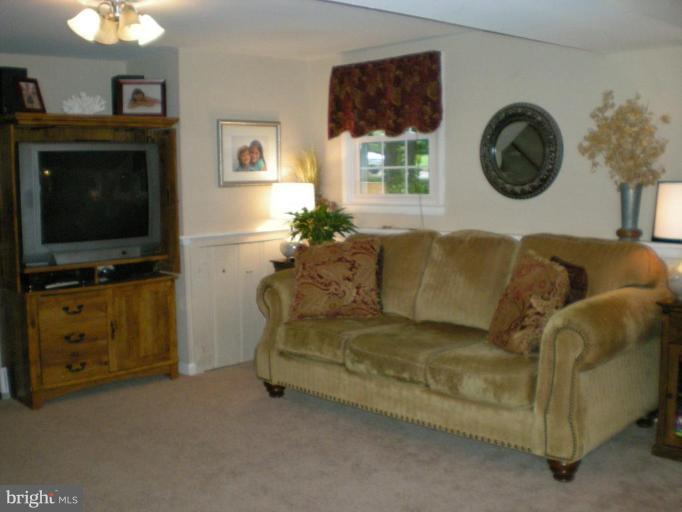1906 Frederick Road Catonsville, MD 21228 - Photo 15 of 18 Additional seating area in enlarged Fam Rm.