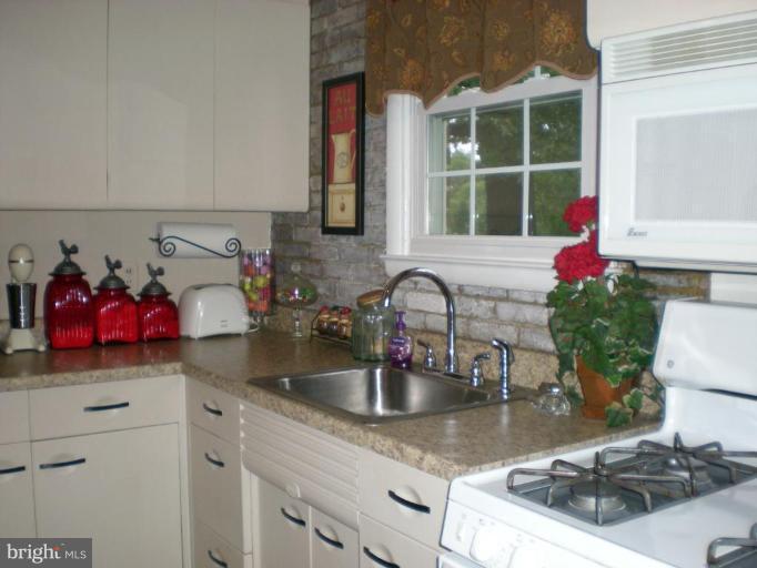 1906 Frederick Road Catonsville, MD 21228 - Photo 8 of 18 Recently installed countertops/ss sink