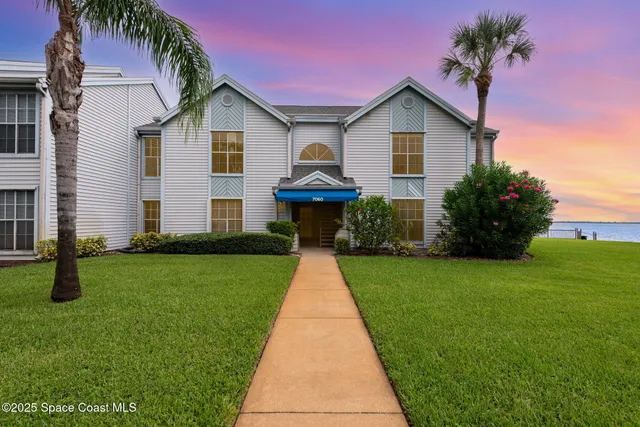 a view of a yard in front of house