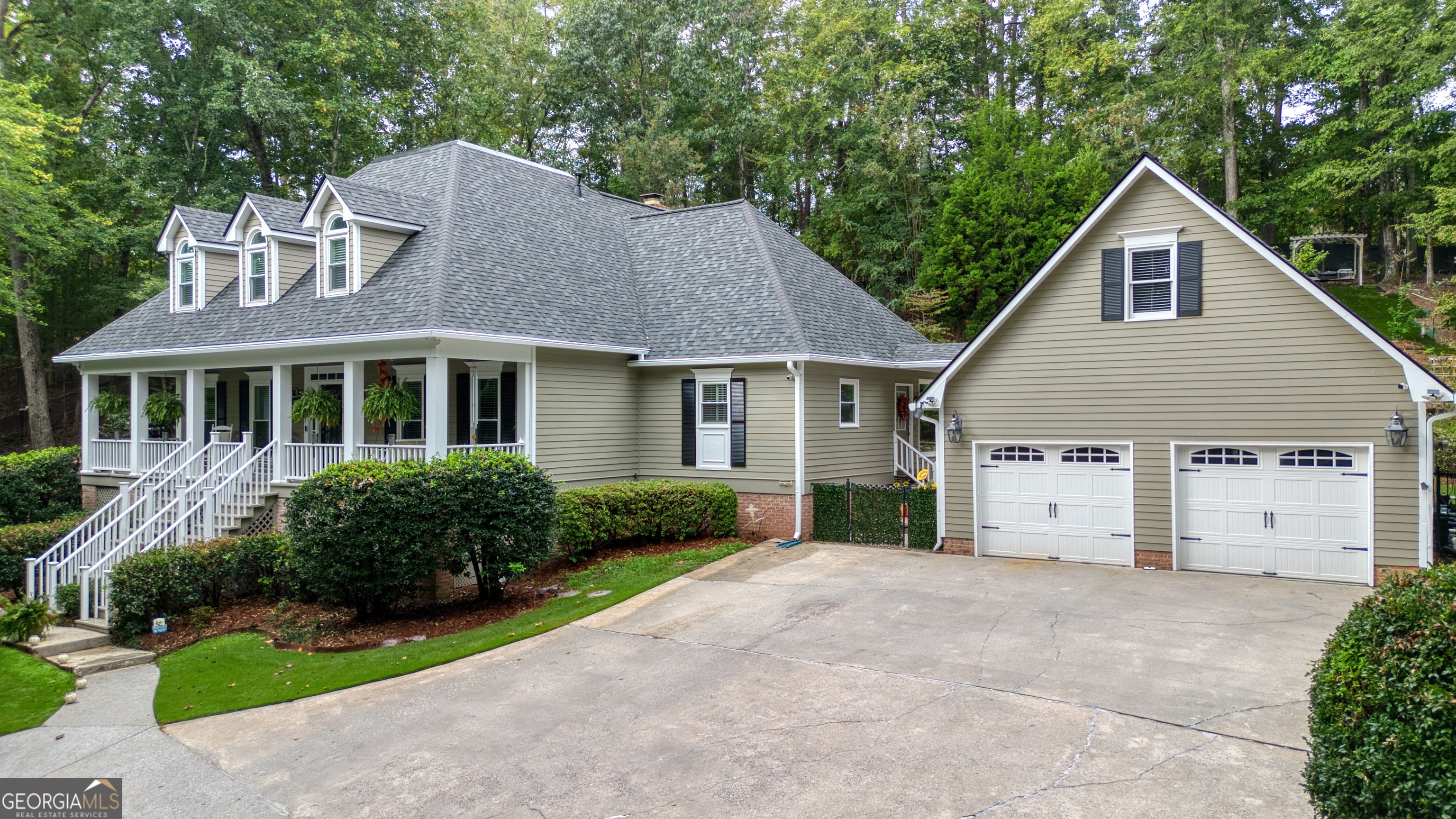 a view of a house with yard and plants