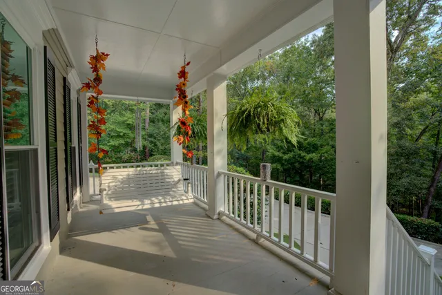 a view of a pathway with a houses