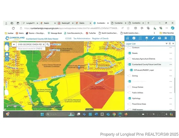 a black and white photo of a tennis court