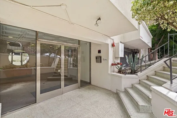 $3,500 | 960 Larrabee Street, Unit 105, West Hollywood, CA 90069