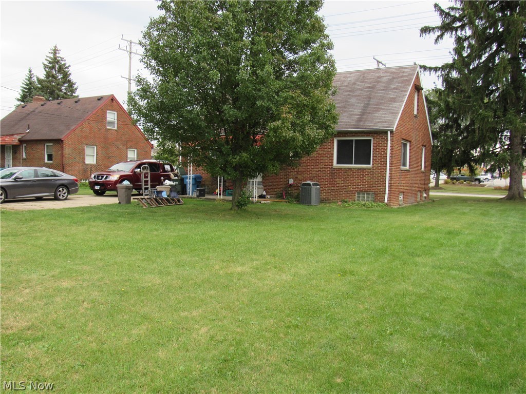 8002 West Ridgewood Drive Cleveland, OH 44129 - Photo 7 of 29