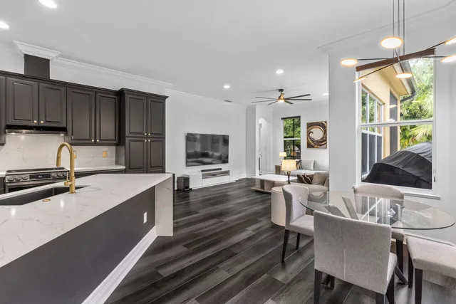 a view of a house with backyard