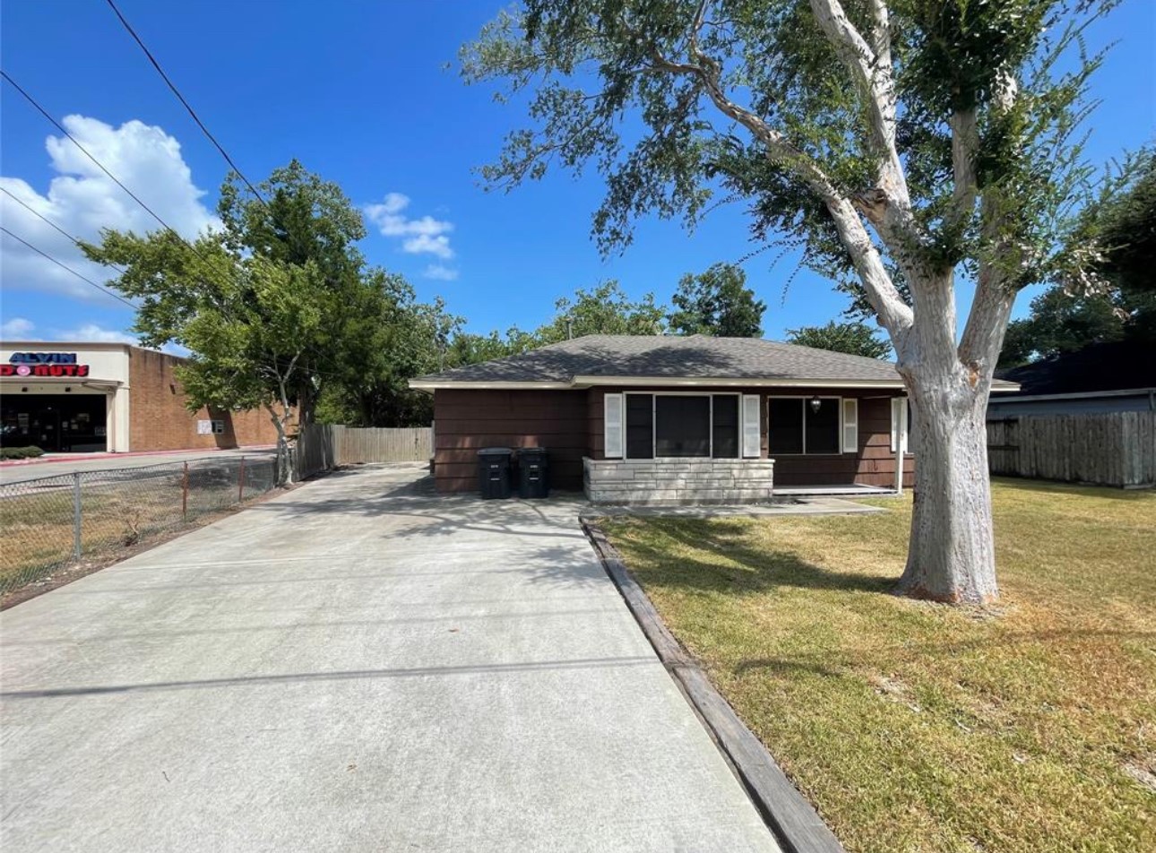a view of a house with a yard