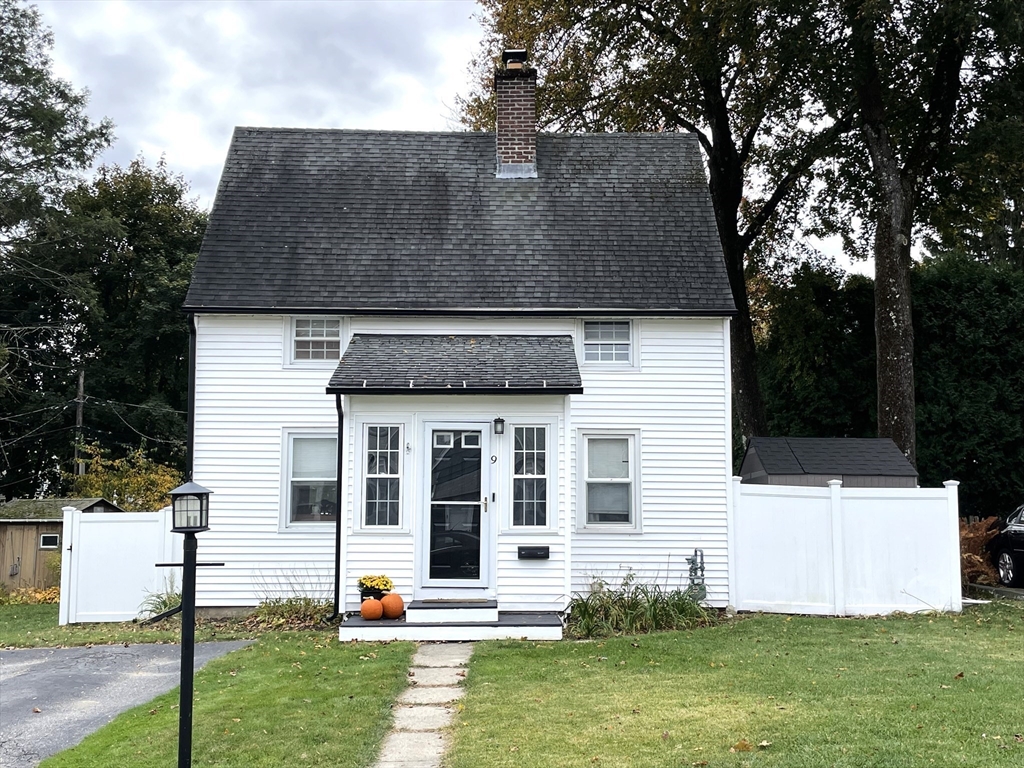 a view of a house with backyard and garden