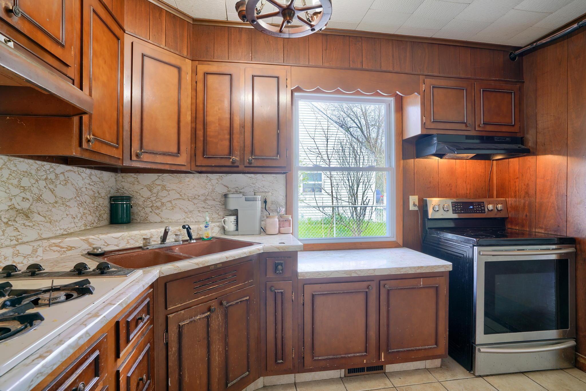 909 Exeter Road Columbus, OH 43213 - Photo 23 of 38 Warm cozy tones with plenty of natural light.